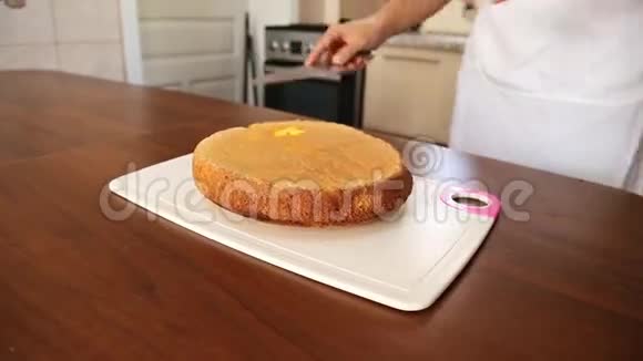 厨师切蛋糕视频的预览图
