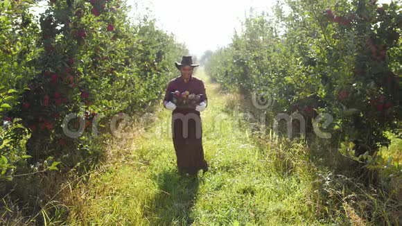 一个农夫在花园里提着一箱苹果视频的预览图