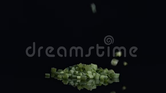 黑色背景上的原始韭菜视频的预览图