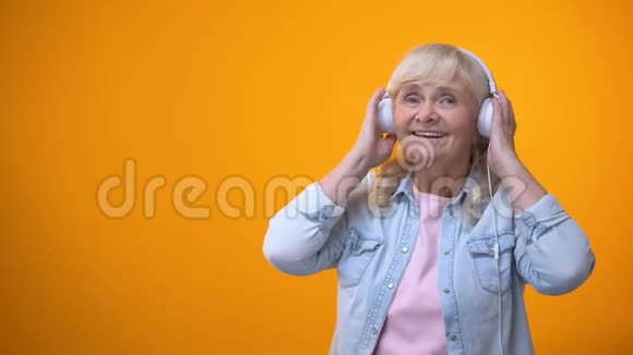 老年妇女听耳机音乐休闲娱乐视频的预览图