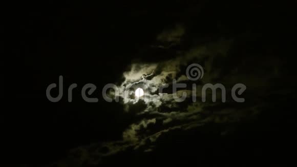 满月透过云层闪耀视频的预览图