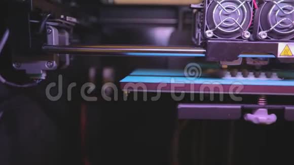 工作流3D打印机在3D打印机上创建部件的过程3D打印机工作特写视频的预览图