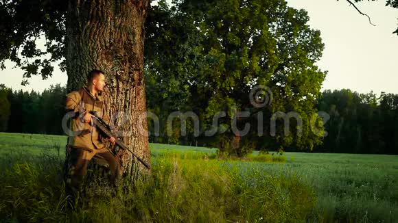 猎人站在树下追踪猎物视频的预览图