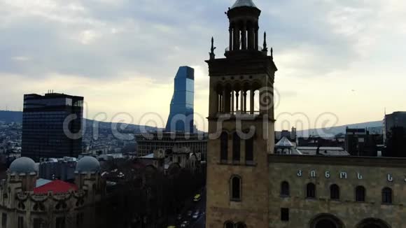 第比利斯现代化和老旧建筑的惊人空中拍摄4k视频的预览图