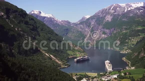 挪威吉朗格峡湾地区夏季空中观景童话般的风景有着雄伟的雪山视频的预览图
