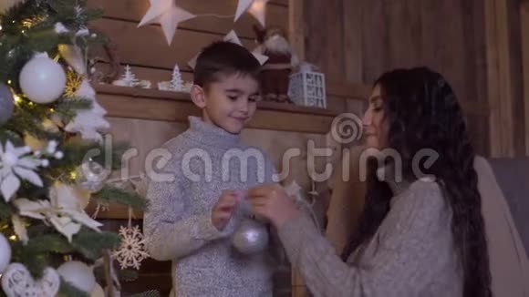 妈妈和儿子心情愉快地装饰圣诞树视频的预览图