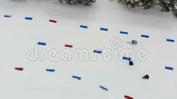 从高空俯瞰运动员们克服了滑雪板从中国经过的路线与红筹股之间的距离视频的预览图