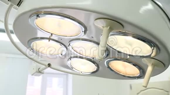 光室里的灯手术中灯的低角镜头4千克视频的预览图