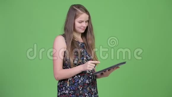 年轻有压力的孕妇使用数码平板电脑并得到坏消息视频的预览图