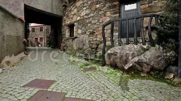 一条鹅卵石铺成的街道佩纳希斯特村有乡村别墅视频的预览图