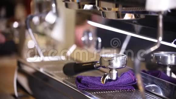 咖啡师做咖啡清洁支架视频的预览图