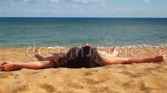 沙滩上的女孩视频的预览图