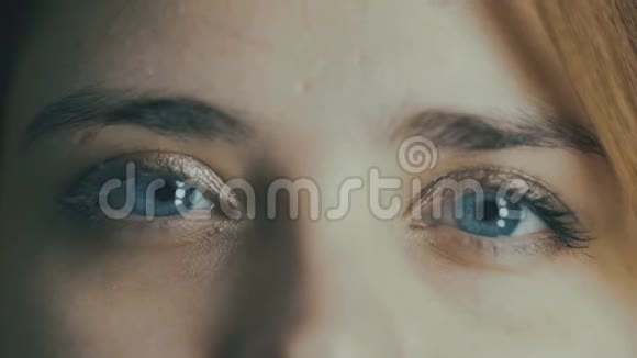 一部分年轻女性的脸蓝色的眼睛闪烁模糊的焦点自然美的概念健康医学和基因视频的预览图