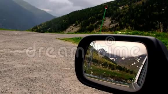 两幅美丽的山景其中一幅透过汽车的后视镜看到视频的预览图