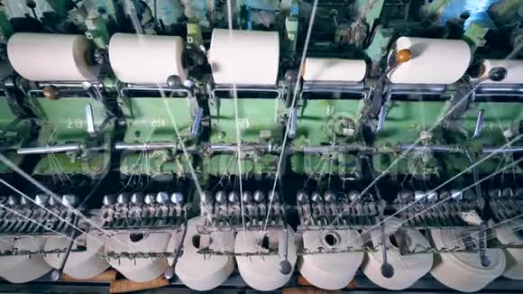 纺织厂设备与白色线轴缝纫视频的预览图