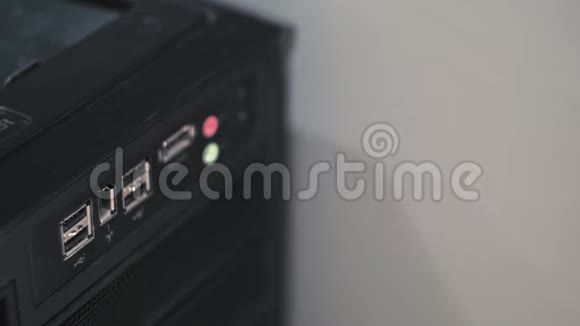 在usb到黑电脑的特写插头挂在塔上的白色USB线视频的预览图