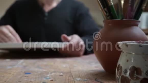 男性艺术家的手在他的工作室画素描视频的预览图