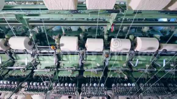 工厂机器旋转缝纫线轴到卷筒线视频的预览图