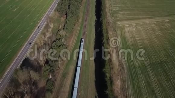 景观旅游旅客列车空中摄影以上视频的预览图