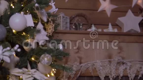 一个小男孩用一个漂亮的球装饰一棵圣诞树高清高清视频的预览图