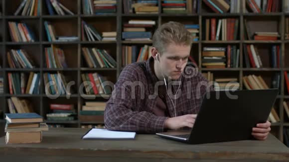 在家学习笔记本电脑的帅哥学生视频的预览图