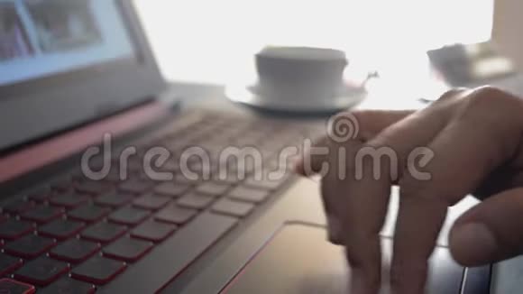 用笔记本电脑跟踪Pad关闭妇女滚动网站的手视频的预览图