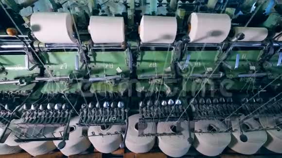 缝纫线与白色螺纹旋转在纺织厂机器上视频的预览图