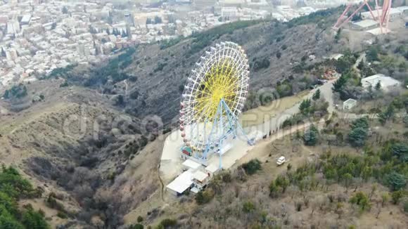 摩天轮在山上的空中镜头背景是第比利斯4k视频的预览图