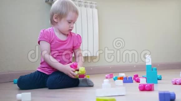 幼儿在家玩彩色积木视频的预览图