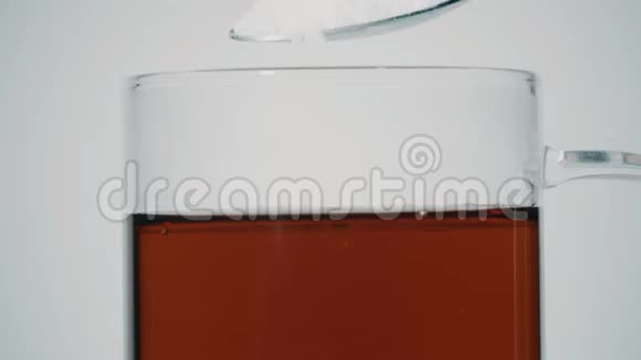 在玻璃杯中加入糖到红茶中慢镜头视频的预览图