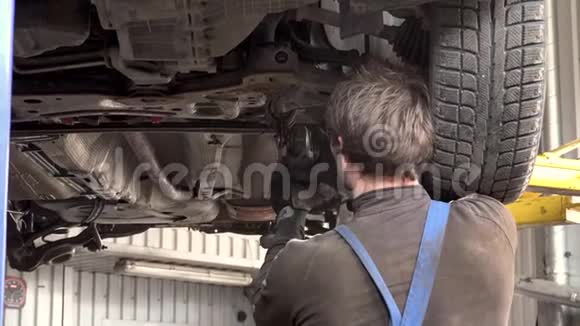 工匠用角磨机修理汽车视频的预览图