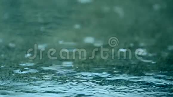 地面上的雨滴视频的预览图