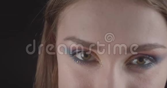 一张年轻迷人的白种人短发女性脸的特写照片她的眼睛带着可爱的闪光妆和背景视频的预览图