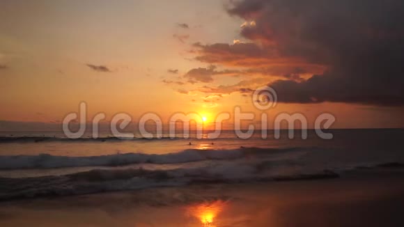 冲浪者乘坐橙色日落印度洋视频的预览图