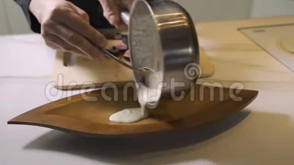 手把寿司放在盘子里有寿司卷的长盘子日本厨师给师傅上课视频的预览图
