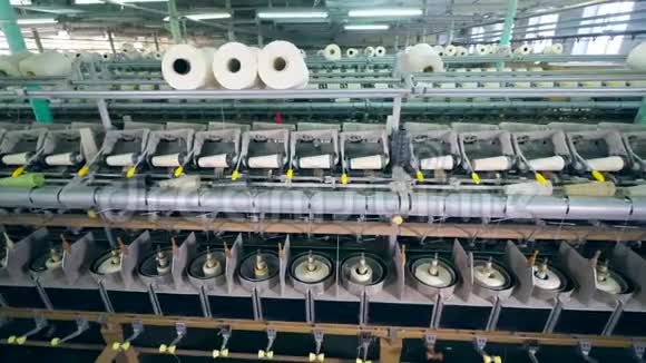工厂设备在一个工厂的大夹板上线轴白色螺纹视频的预览图