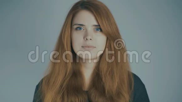 红发年轻女子在演播室背景上微笑自然美的概念情感生活方式视频的预览图