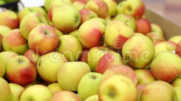 超市里的水果超市里的绿色苹果水果视频的预览图