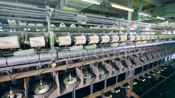 纺纱机在纺织厂工作线轴线在夹板上视频的预览图