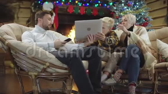 一家人一起用小玩意和聊天度过圣诞节视频的预览图