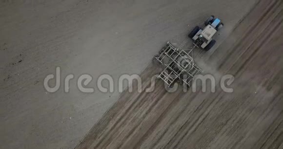 拖拉机在野外用无人机拍摄视频的预览图
