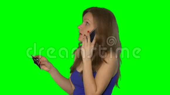 情绪激动的女人一边拿着超声波扫描照片一边说着手机视频的预览图