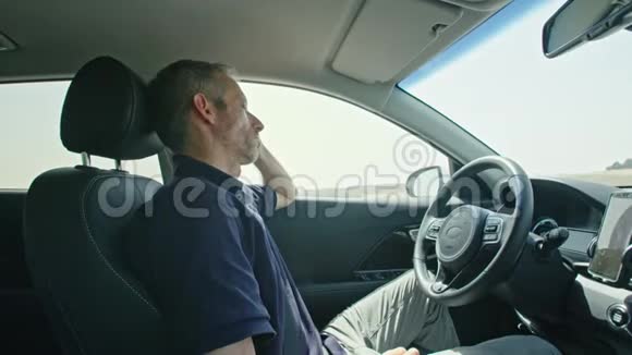 男性司机睡觉而自主驾驶汽车自己驾驶视频的预览图