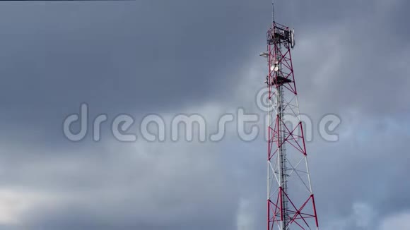通信塔时间推移与天空和云背景天线时间推移带有电信天线视频的预览图