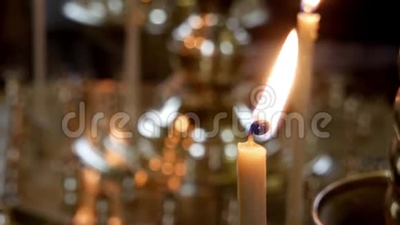 离焦蜡烛是在东正教教堂的高庙墙上燃烧的视频的预览图