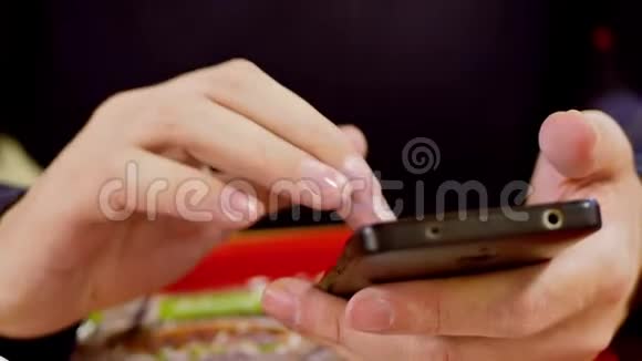 一个男人看着手里拿着的智能手机视频的预览图