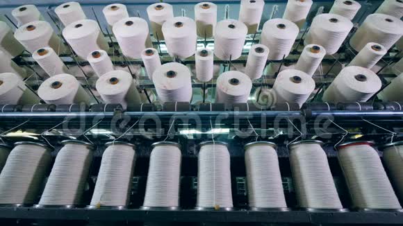 旋转机器在纺织厂工作用白线纺线视频的预览图