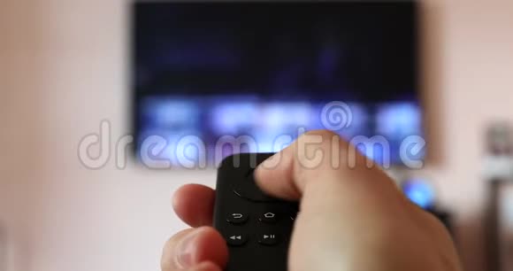 智能电视和现代黑色遥控器视频的预览图