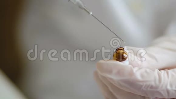 医生用玻璃安瓿液体填充注射器的特写视频的预览图
