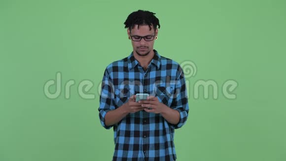 快乐的年轻非洲潮男在电话中思考视频的预览图